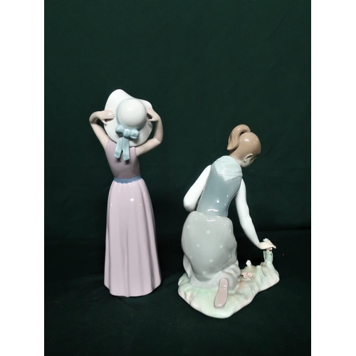 88 - Lladro figurine 1172 Girl Picking Flowers, H21cm and Ladro figurine 5011 