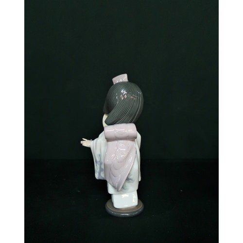 40 - Lladro figurine 1447 “Michiko” in original box, H22cm (A/F) and Lladro figurine 6232 “Oriental Bauty... 