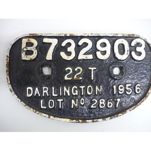 222 - Cast iron and painted wagon plate B732903 22T Darlington 1956 Lot No. 2867 (28cm x 16.5cm)