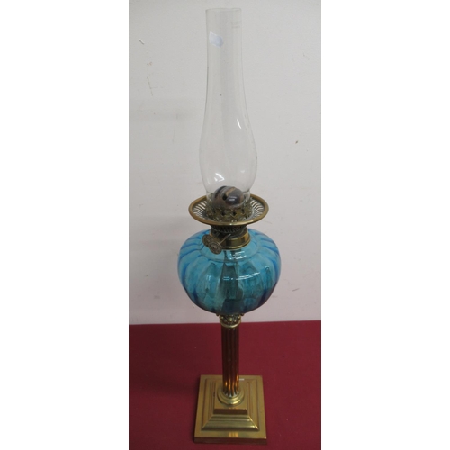 90 - Early 20th C brass oil lamp, turquoise blue glass bowl on corinthian column, stepped square base (la... 