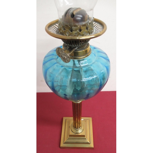 90 - Early 20th C brass oil lamp, turquoise blue glass bowl on corinthian column, stepped square base (la... 