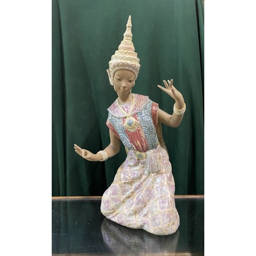 102 - Lladro figurine 2069 “Thailandesa Arrodillada”, H45cm.