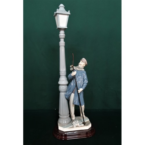 43 - Lladro figurine 5205 “El Farolero” ( the lamp lighter )in original box. H50cm, including base.