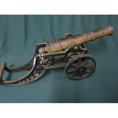 112 - Brass barreled fire side cannon on cast metal carriage L46cm H19cm