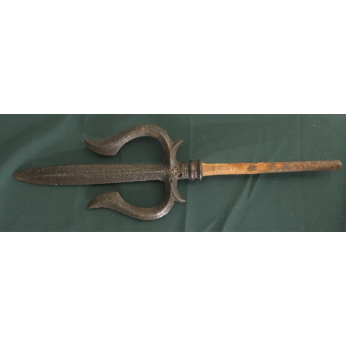 140 - Far eastern Indonesian type trident shaped spear head with central double edged blade, overall lengt... 