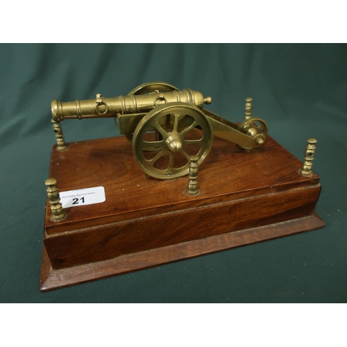 21 - Well detailed miniature brass cannon model mounted on wooden plinth