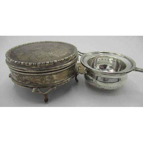 160 - Geo.V silver hallmarked circular ring box, with hinged lid on four cabriole legs, D7.5cm, London 191... 