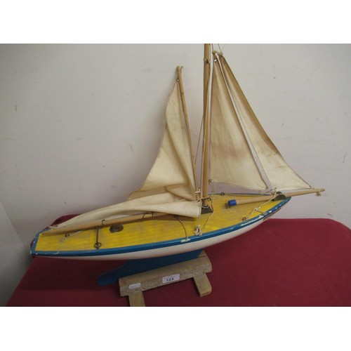 123 - Single masted pond yacht Southern Bell, wooden hull with metal keel, L62cm H53cm on stand