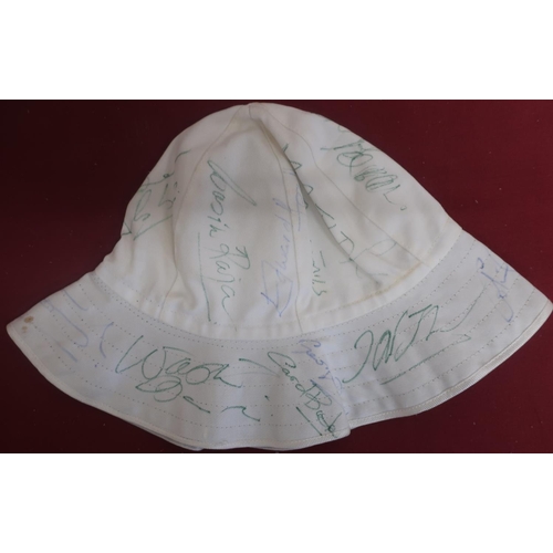 391 - White cotton Bukta sun hat signed by 1974 Pakistan Cricket touring team including Asif Iqbal, Imran ... 