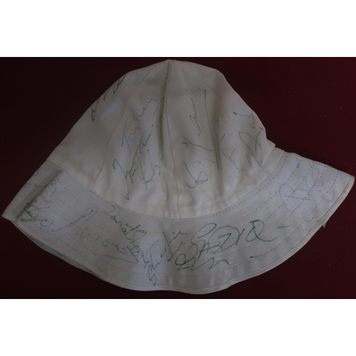 391 - White cotton Bukta sun hat signed by 1974 Pakistan Cricket touring team including Asif Iqbal, Imran ... 