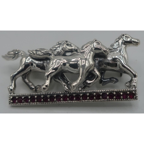 417 - Silver three horse brooch on ruby base stamped 925