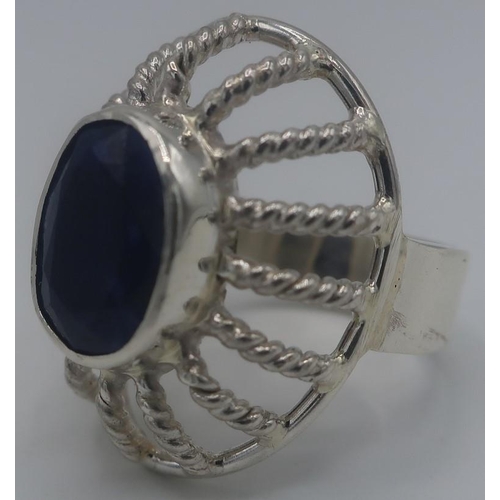 447 - 925 silver blue sapphire ring with a 6ct sapphire