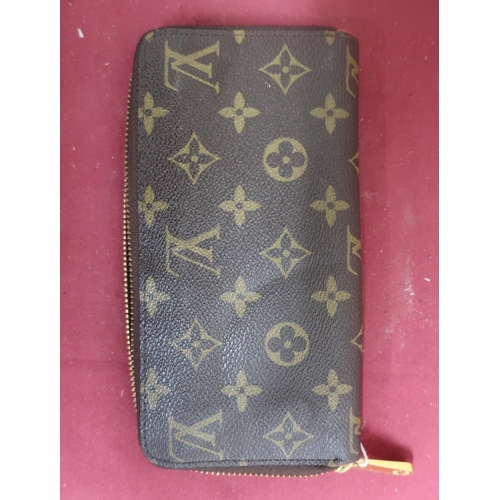 503 - Louis Vuitton purse with monogramed exterior and divided interior Louis Vuitton Paris, made in Franc... 