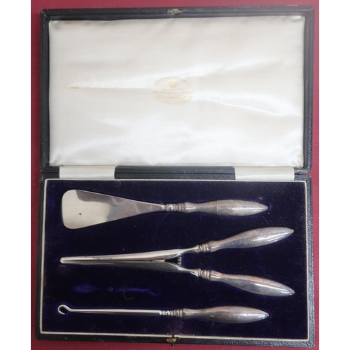 409 - George V hall marked silver handled dressing set comprising of shoe horn, glove stretcher, two hooks... 