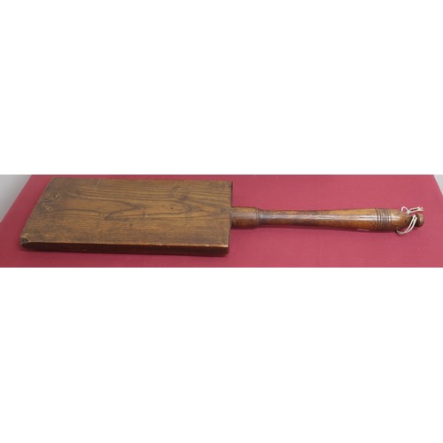 526 - Early 19th C oak weighted wash bat paddle with ring turned handle L68cm