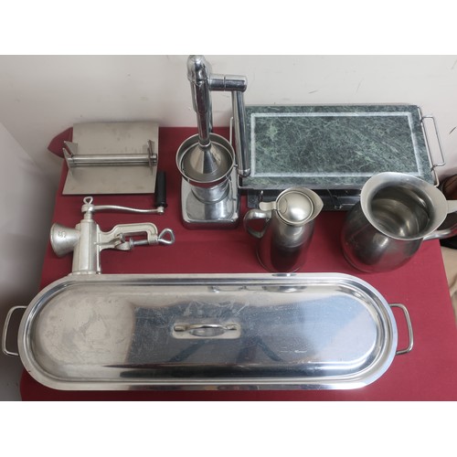 462a - Fish kettle, juicer, mincer, two stainless steel jugs