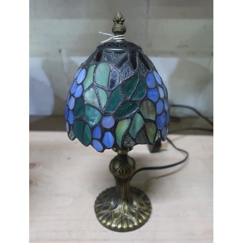 568 - Small Tiffany style table lamp with shade, H30cm