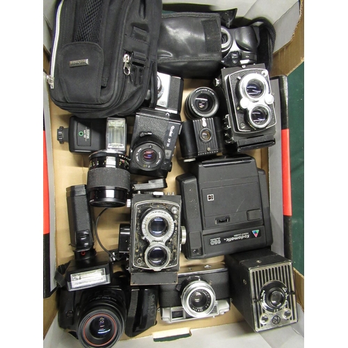 89 - Various cameras including Kodak 620 Brownie, Yashica Minister, Olympus OM101, two Yashica 635's, Rol... 
