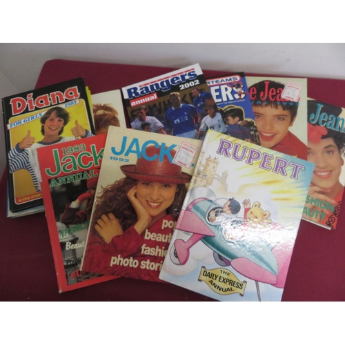 304 - Large collection of various 1970's/1980's annuals, including Jackie, Bunty, Blue Jeans, The Broons, ... 