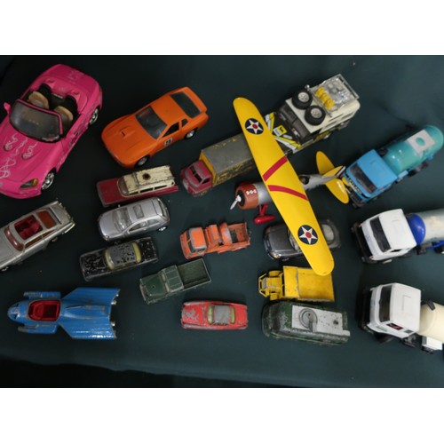 322 - Corgi 007 Aston Martin DB5, Corgi Mercedes-Benz 220 SE Coupe, Corgi Supermobile and a quantity of ot... 