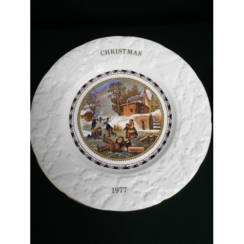 140 - Royal Doultan Valentines decorative plates: 1976- 1980 and Coalport Christmas decorative plates: 197... 