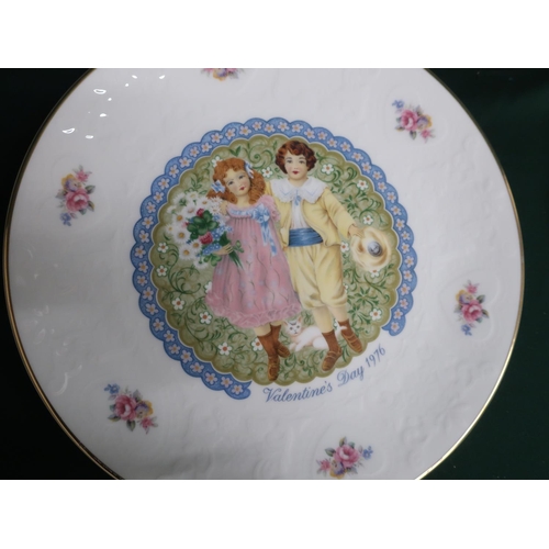 140 - Royal Doultan Valentines decorative plates: 1976- 1980 and Coalport Christmas decorative plates: 197... 