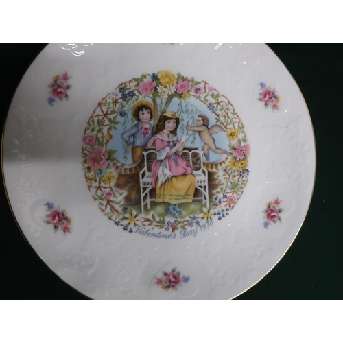 140 - Royal Doultan Valentines decorative plates: 1976- 1980 and Coalport Christmas decorative plates: 197... 