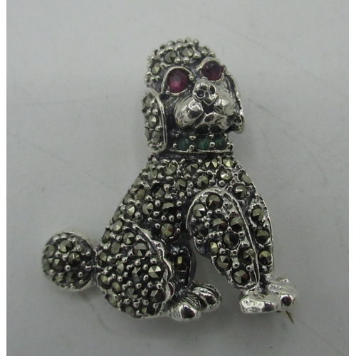90 - Silver poodle brooch/pendant set with marcasites stamped 925 H.3cm