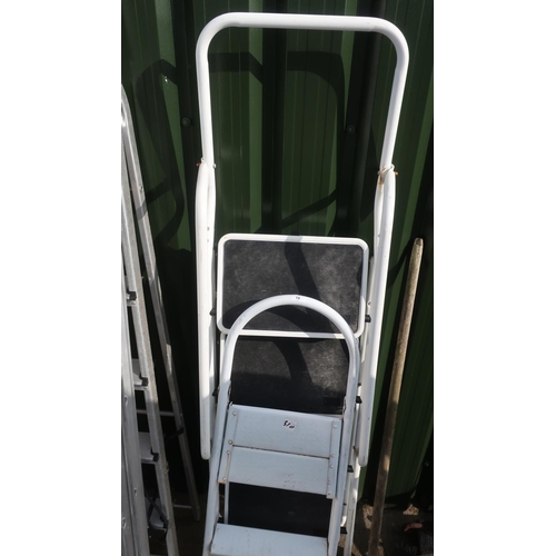 19 - Set of aluminium painters stepladders and a set of aluminium two step stepladders