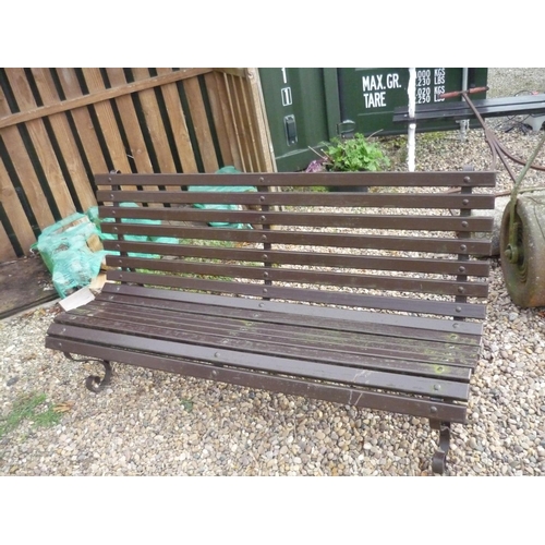 520 - 20th C garden bench seat with wooden slats, on curved wrought metal supports (162cm x 82cm x 77cm)