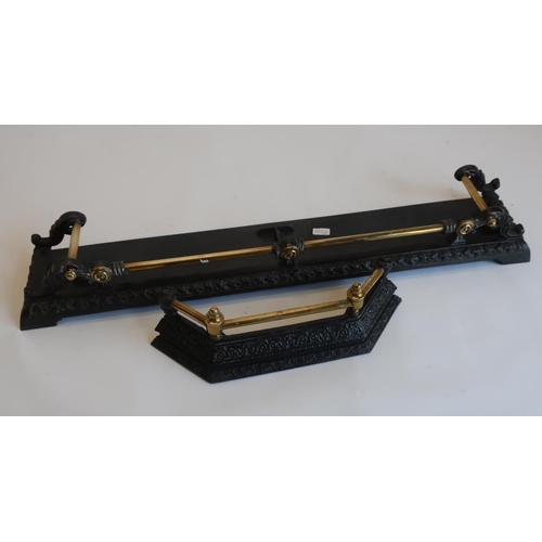 1254 - Victorian cast iron fire kerb with stylised foliage, brass rail with draught turned bosses W106cm D2... 