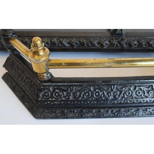 1254 - Victorian cast iron fire kerb with stylised foliage, brass rail with draught turned bosses W106cm D2... 