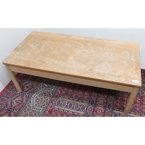 527 - Blond Ercol rectangular low coffee table on turned supports, W107cm D54cm H38cm