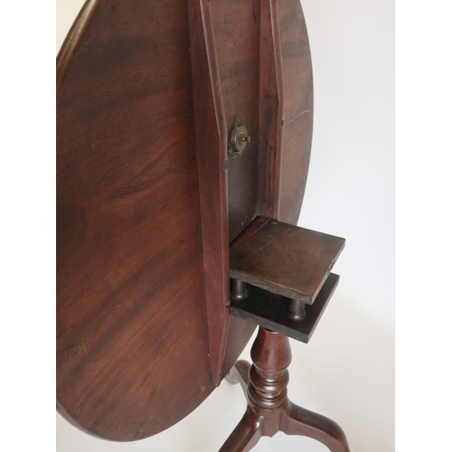 1338 - Geo.III mahogany tea table, one piece tilt top on birdcage movement, baluster stem on three outsplay... 