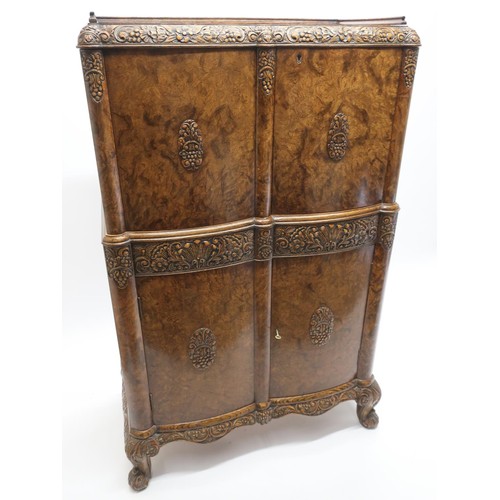 1344 - Good 1940's oak cocktail cabinet with four burr doors, galleried lifting top with decorated mirror, ... 