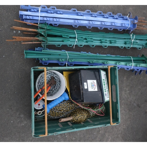 316 - Collection of electric fencing including wire, Rutland electric fencing transformer ESB135