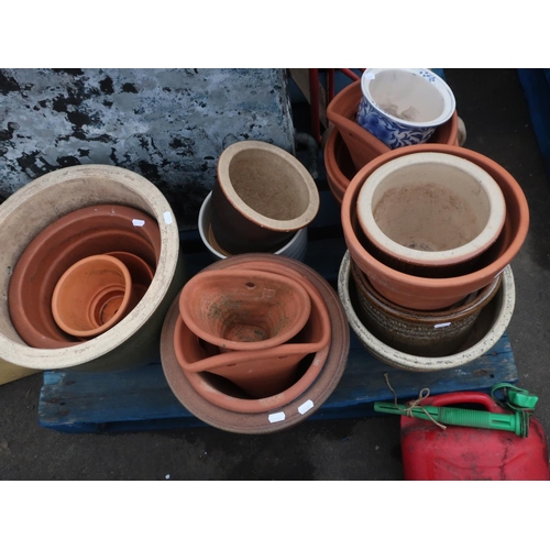 325 - Collection of garden pots of various styles and sizes