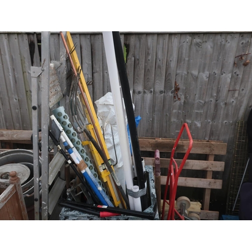 327 - Large collection of gardening tools including pitchfork, rake, hoe, spirit levels, sledgehammer, sac... 