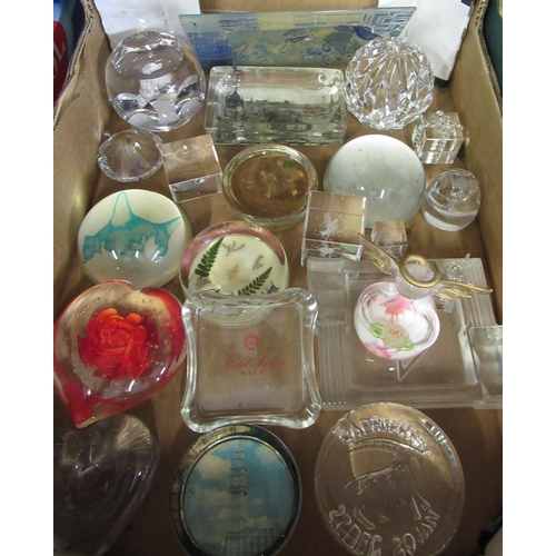336 - Collection of paperweights including souvenirs of Big Ben and Eiffel tower phototransfer, cut glass,... 