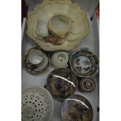 232 - Contemporary Leeds Creamware potpourri jar with pierced lid surmounted by a Yorkshire rose, early 20... 