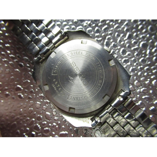 98 - Seiko automatic wrist watch with day date, square shaped stainless steel case on  matching Seiko bra... 