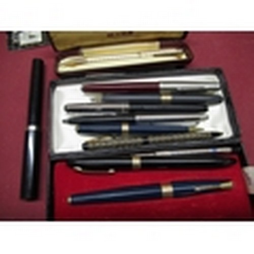 448 - Selection of various fountain pens and propelling pencils including Parker, Sheaffer, Paper Mate  an... 