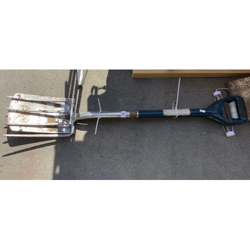 55 - Quality steel garden spade and fork