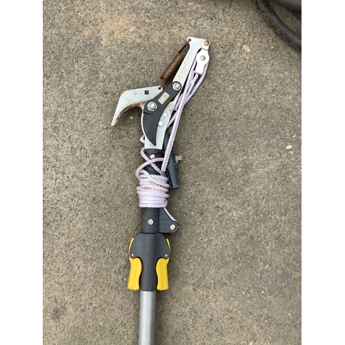113 - Handheld extendable manual lopper