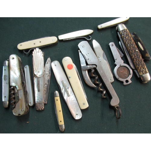 109 - Collection of fifteen various assorted 19th C and later pocket knives including mother of pearl, com... 