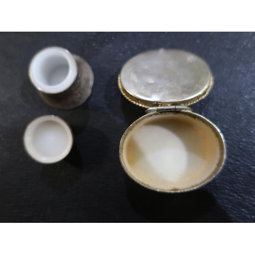 86 - 20th C silver bell shaped snuff box, Birmingham 1991 and another white metal snuff box (2)