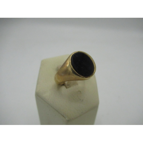 129 - Gentleman's 9ct gold signet ring set with onyx, shank stamped 375