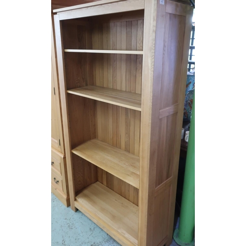 711 - Contemporary oak bookcase with five shelves and paneled sides W100cm D38cm H190cm