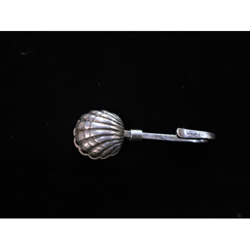 69 - Sterling silver napkin holder with shell ends, stamped CCP, London, 925