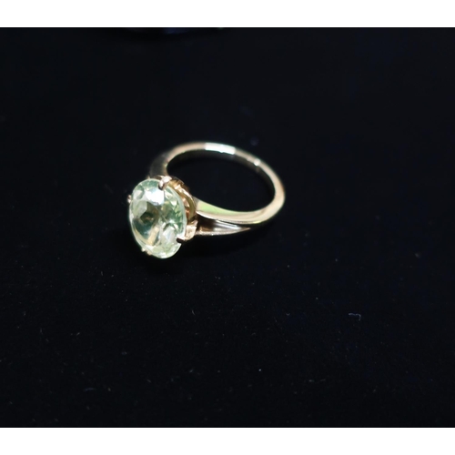 10 - 14ct gold and peridot ring stamped 14KT Size M gross 5.7g